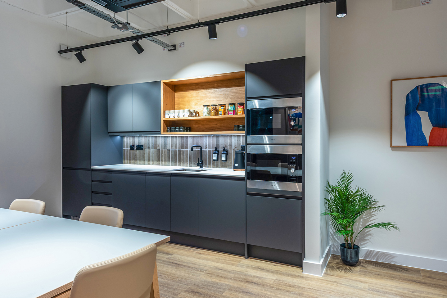 6First-Step-Cambridge_kitchenette-amenity-community_C1440