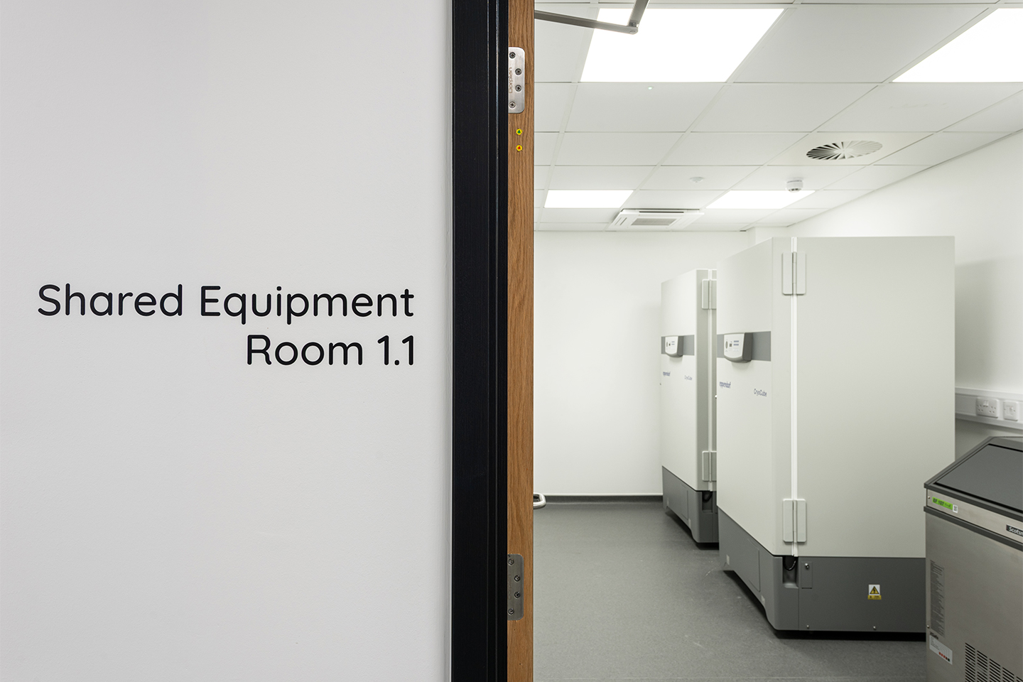 6First-Step-Cambridge_shared-equipment-lab_C1440